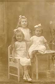 Stående: Inger
På stol: Anne-Marie
Sidder på bord: Karen
Foto taget omkr. 1923 (et gæt)