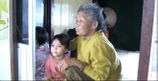 Bedstemor passer ungen, mens mor i arbejde - Vietnam
