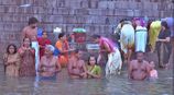 Badende, bedende og vaskende ved floden Ganges - Indien